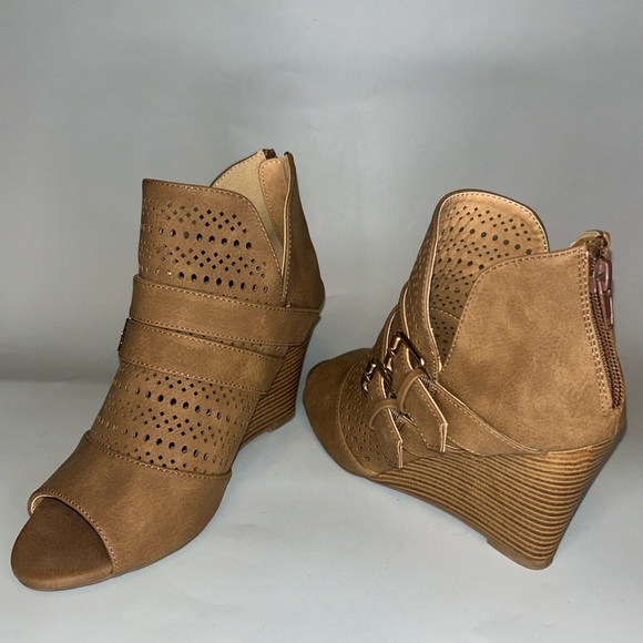 Report Shoes - NWOT Report women’s ankle wedge booties